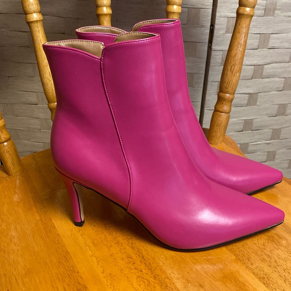 Latasa 8.5 NWOB FUSCIA - MAGENTA VINYL 3” side zipper ankle boots